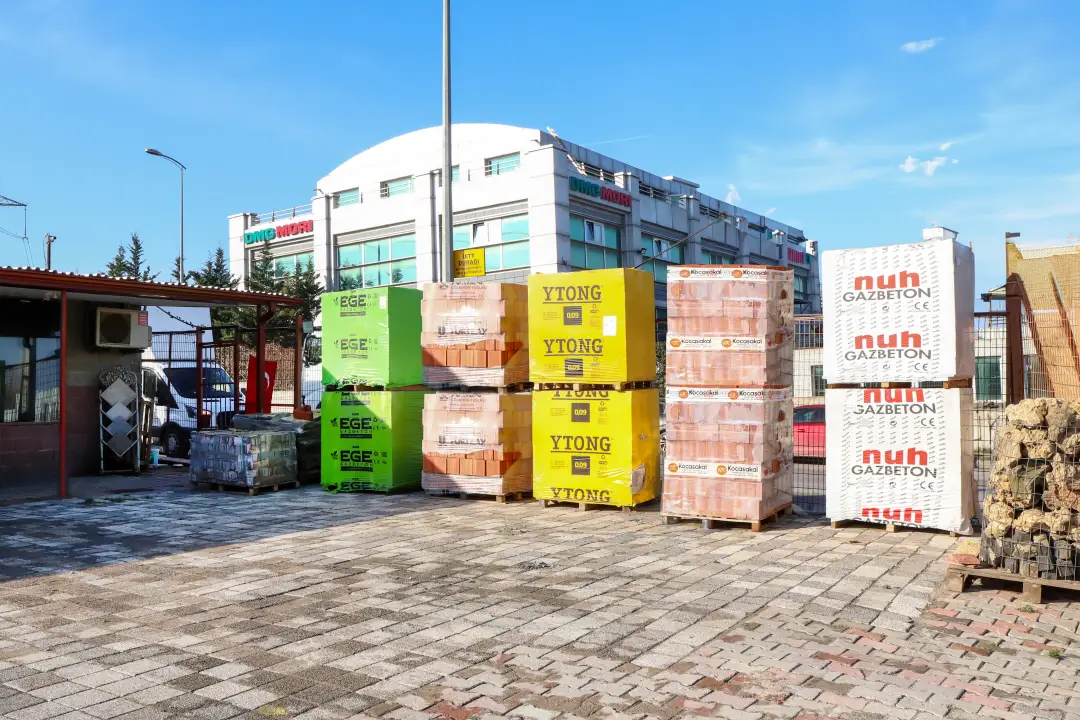 Depo avlusunda paletlenmiş gazbeton ve tuğla stoğu