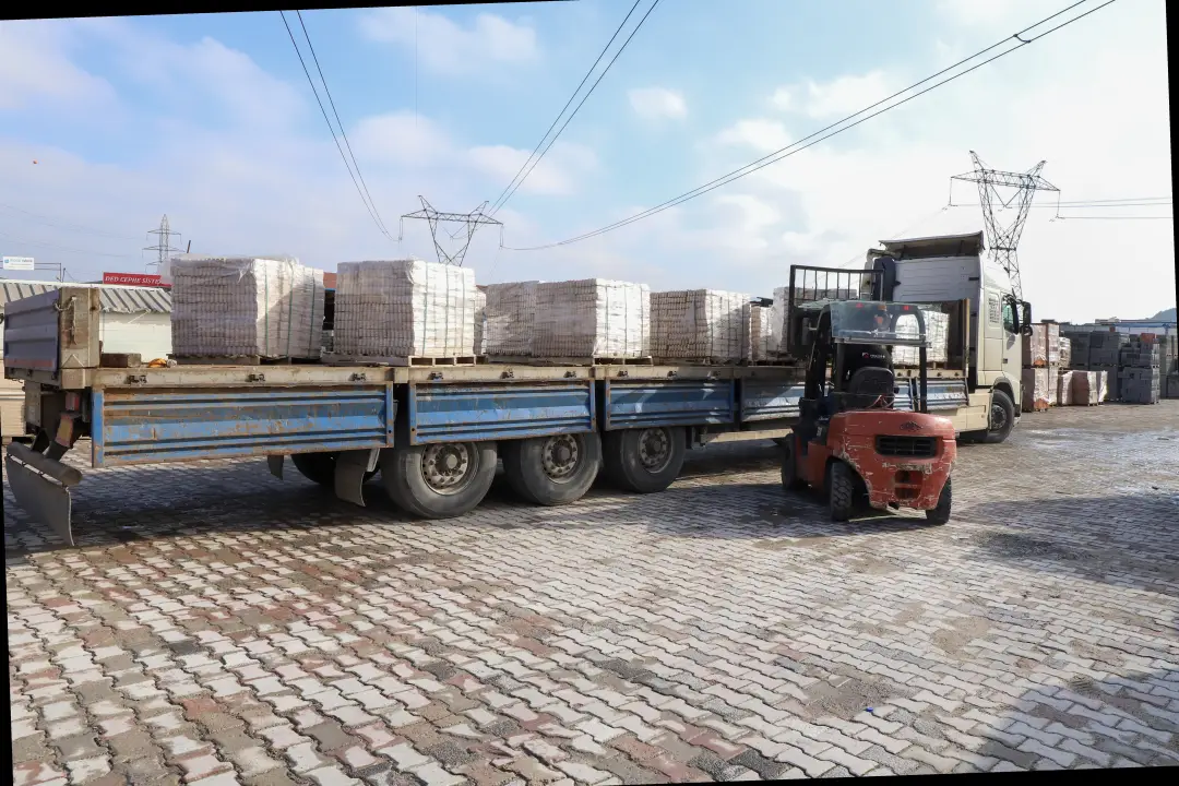 Kamyon dorsesine yüklenmiş bordür ve beton elemanları