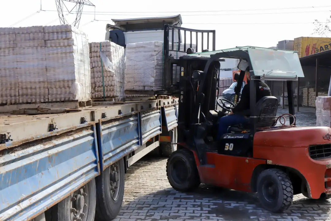 Forkliftle kamyona palet yüklenmesi