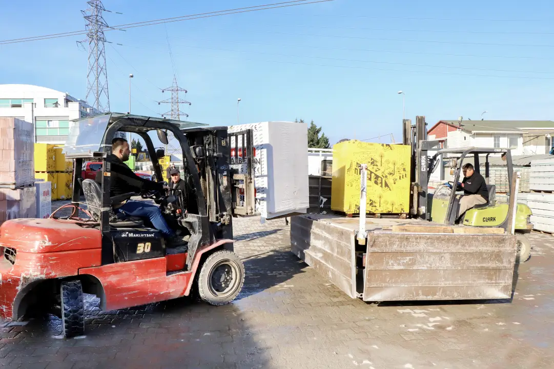 Gazbeton paletlerinin forkliftle indirilmesi