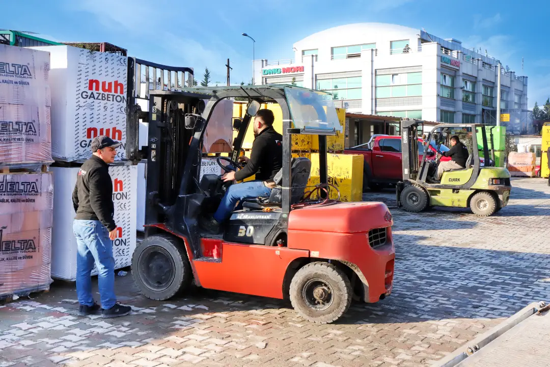 Depo ekibi ve forkliftle paletli malzeme sevkiyatı