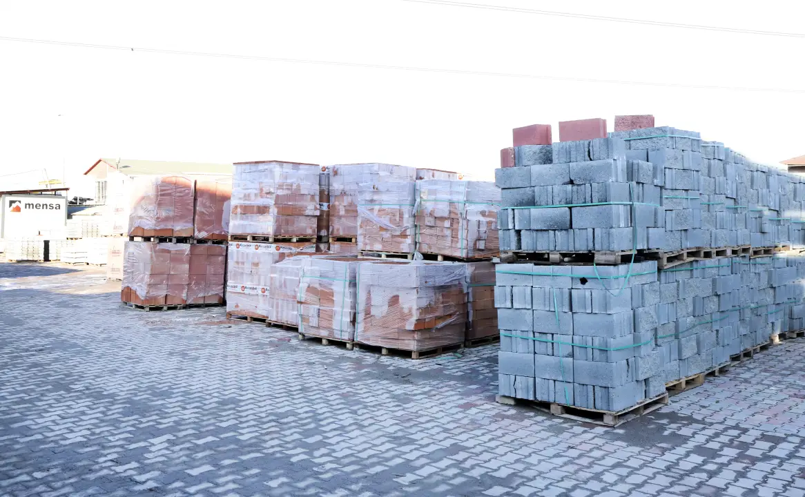 Tuğla ve bordür paletlerinin dizildiği stok alanı