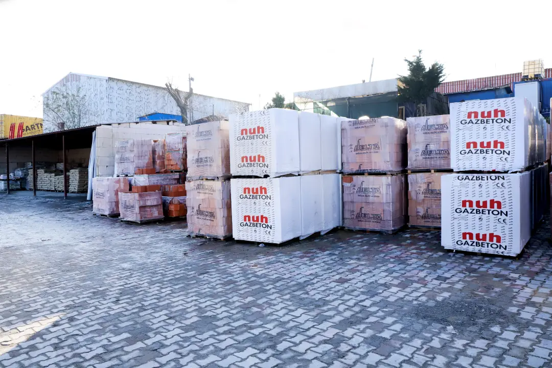 Gazbeton paletleri ve depo girişi