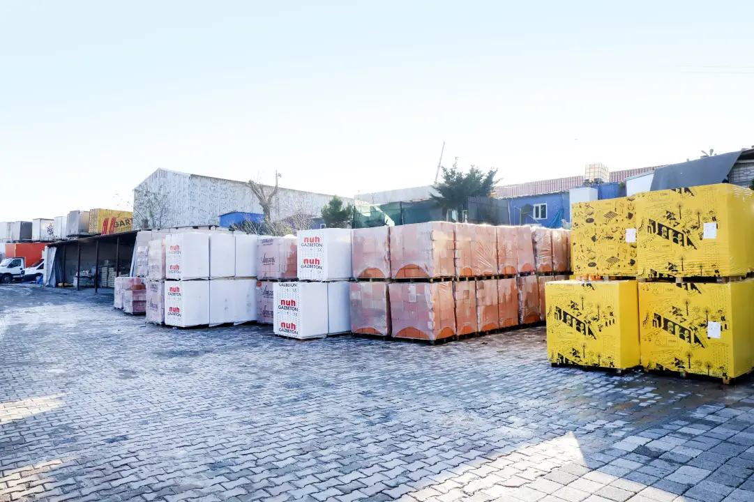 Depo yolunda tuğla ve gazbeton paletleri