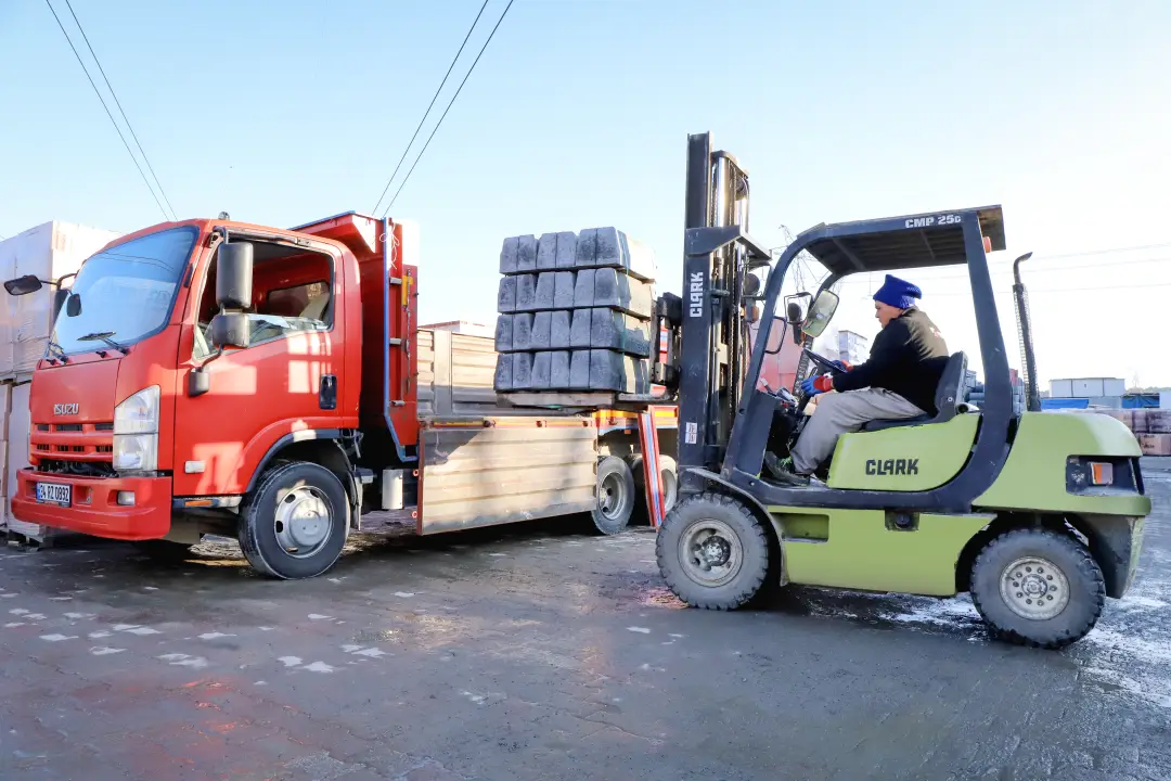 Sevkiyat için bekleyen kamyon ve forklift