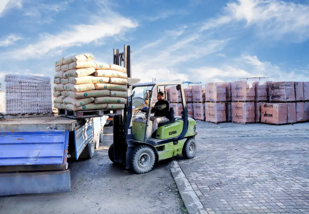 Forkliftle torbalı malzeme yüklemesi